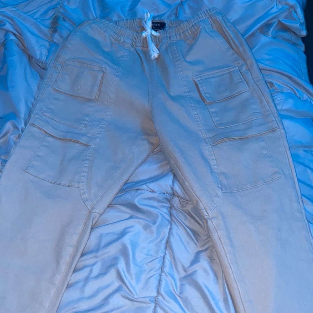 Cargo pants in a MEDUIM (mens) size from forever 21. Has a somewhat bagginess